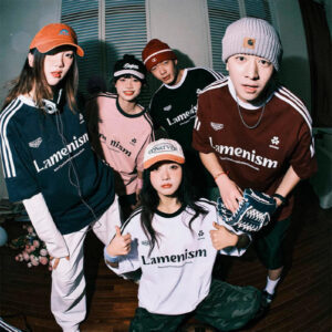 Der Star trägt dasselbe Lemanismus-Sommer-T-Shirt, ein kurzärmeliges Herren-Hip-Hop-Top und ein Sportshirt mit drei Balken