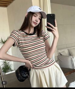 Sommer neues gestreiftes kurzärmeliges T-Shirt für Frauen, eng anliegendes rundhalsiges Farbblock-Oberteil, koreanisches vielseitiges, trendiges legeres T-Shirt