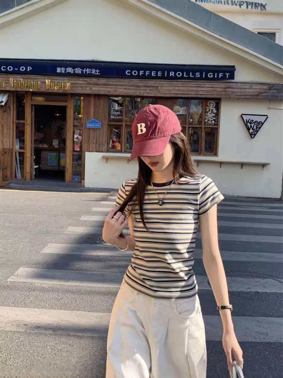 Sommer neues gestreiftes kurzärmeliges T-Shirt für Frauen, eng anliegendes rundhalsiges Farbblock-Oberteil, koreanisches