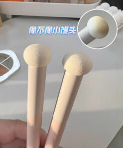 Alternative view of Besser als ein Concealer-Pinsel! Die kleine Schwammspitze aus gedämpftem Brötchen ist präzise, natürlich und haftet glatt ohne Pinselspuren mit einer runden Deckbürste