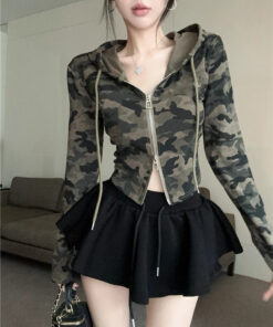 Alternative view of Reines und verführerisches heißes Mädchen, Tarnjacke mit Kapuzenjacke, T-Shirt, Damen-V-Ausschnitt mit Reißverschluss, enger langärmliger Cardigan, Crop-Top