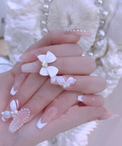 Pregnant Women's Armor Wearing Handmade Manicure