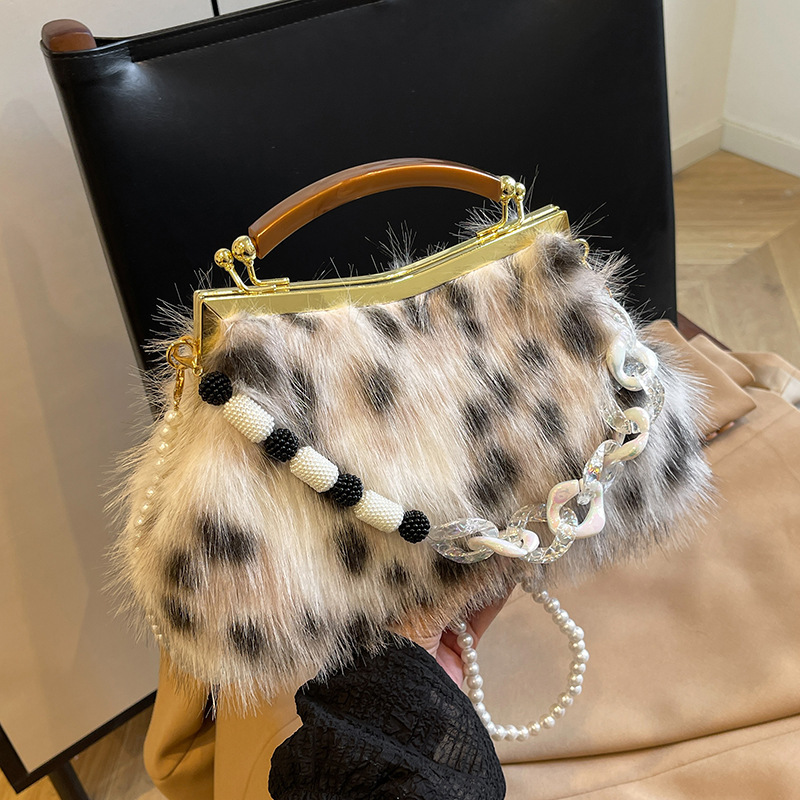 Plush Pearl Shell Handbag With Chain Strap
